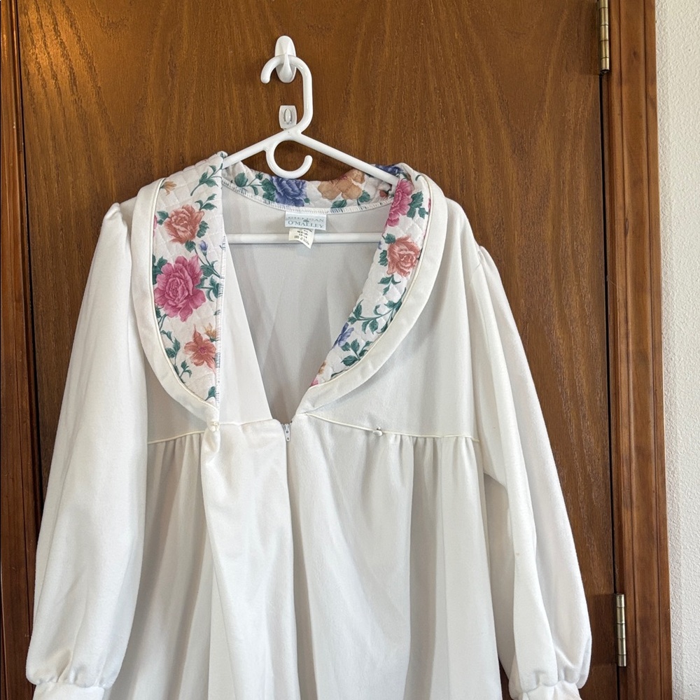 Gilligan & O'Malley White Button-Front Robe Jacket